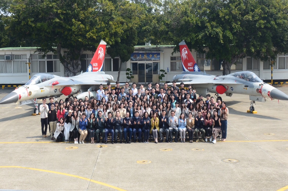 於空軍第三戰術戰鬥機聯隊彩繪機合影