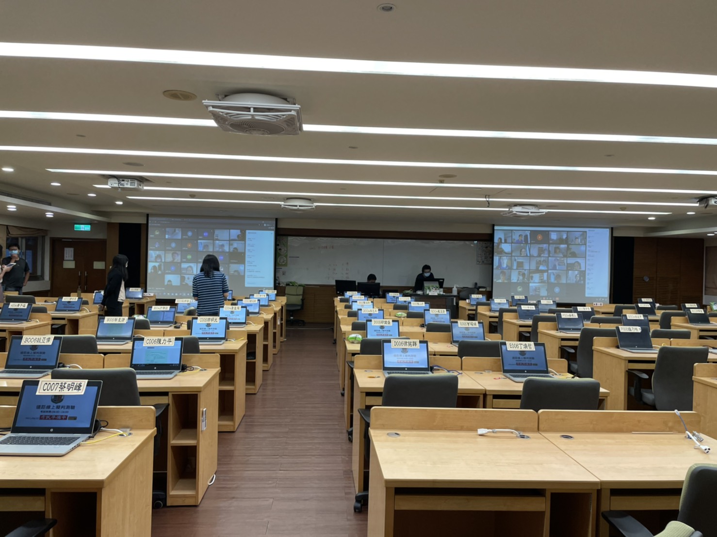 遠端線上考試學院教務組透過視訊會議室監考