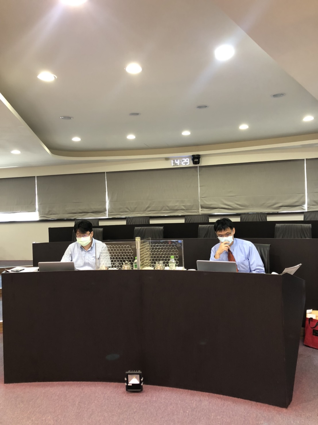 檢察遠端線上口試，林宗志講座、廖先志講座正透過視訊會議室與學員進行口試中。