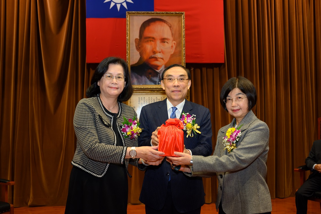 The Academy held a handover ceremony for the outgoing and   incoming Presidents1