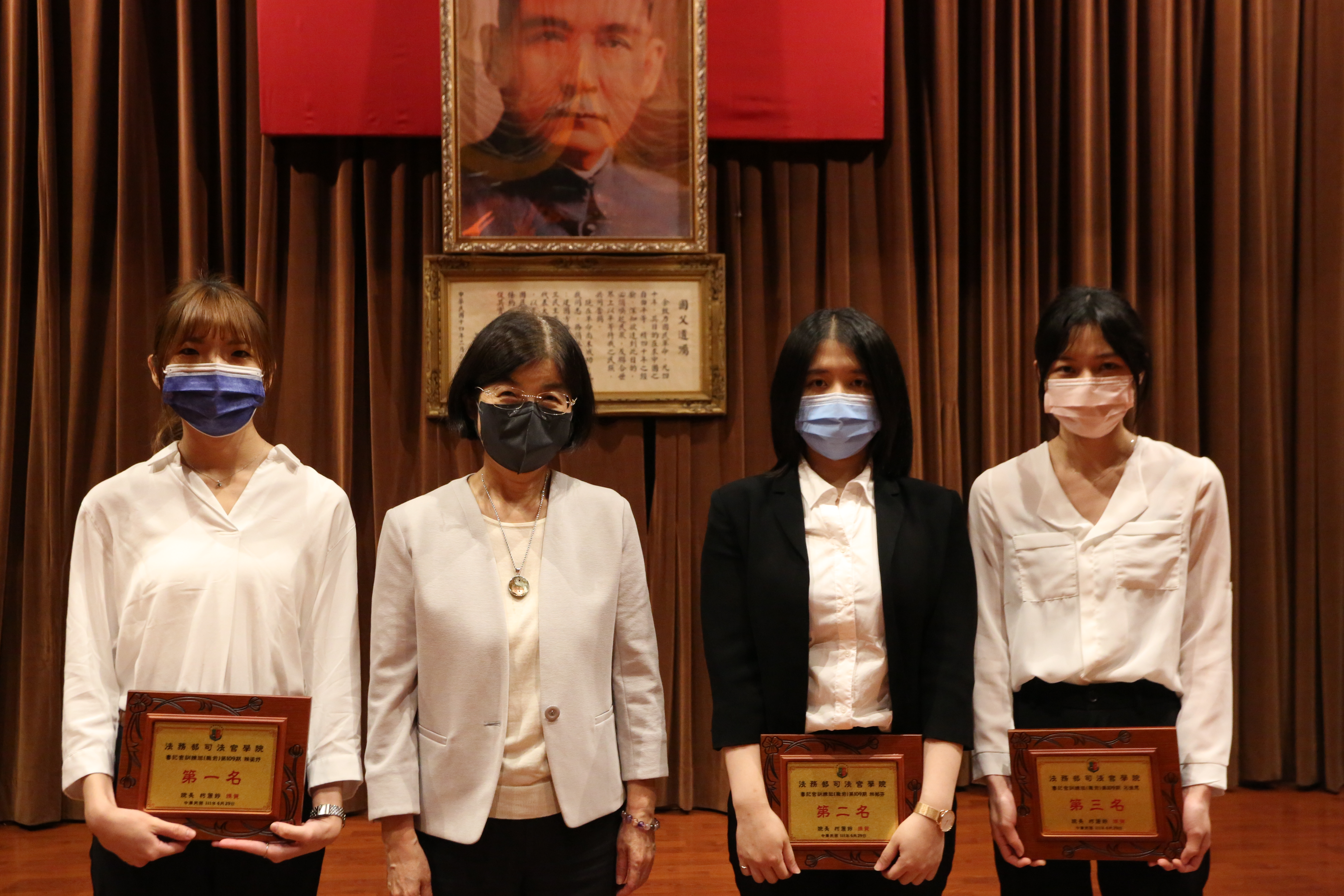 院長與書記官班前3名合影