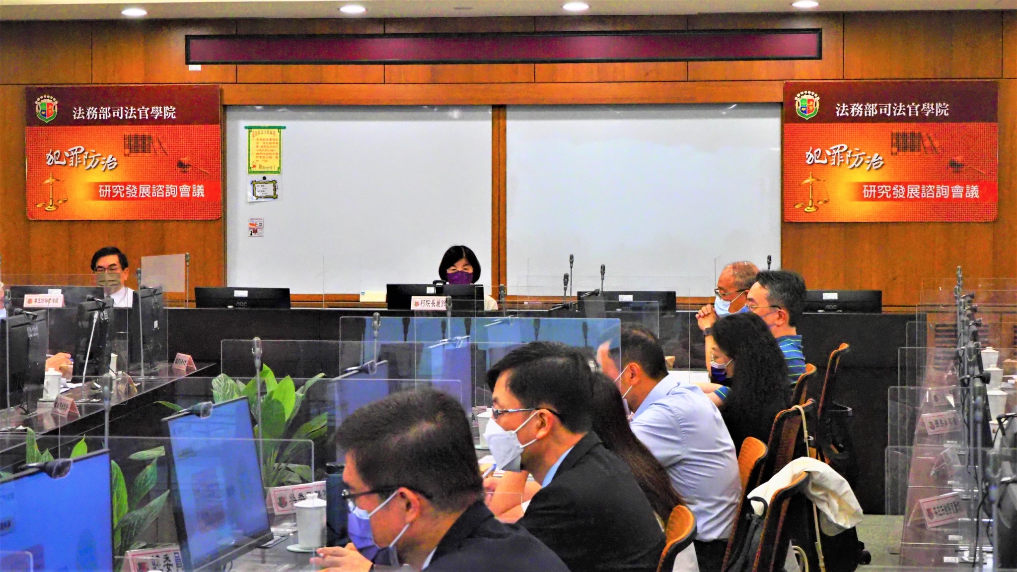 1.柯麗鈴院長主持會議