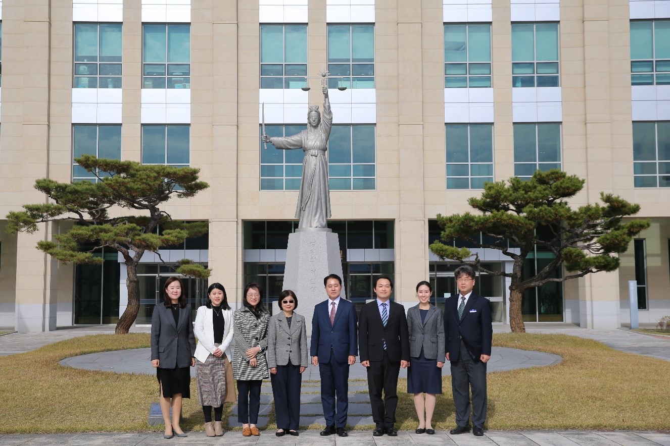 訪團與臺灣法官學院代表於韓國最高法院合影