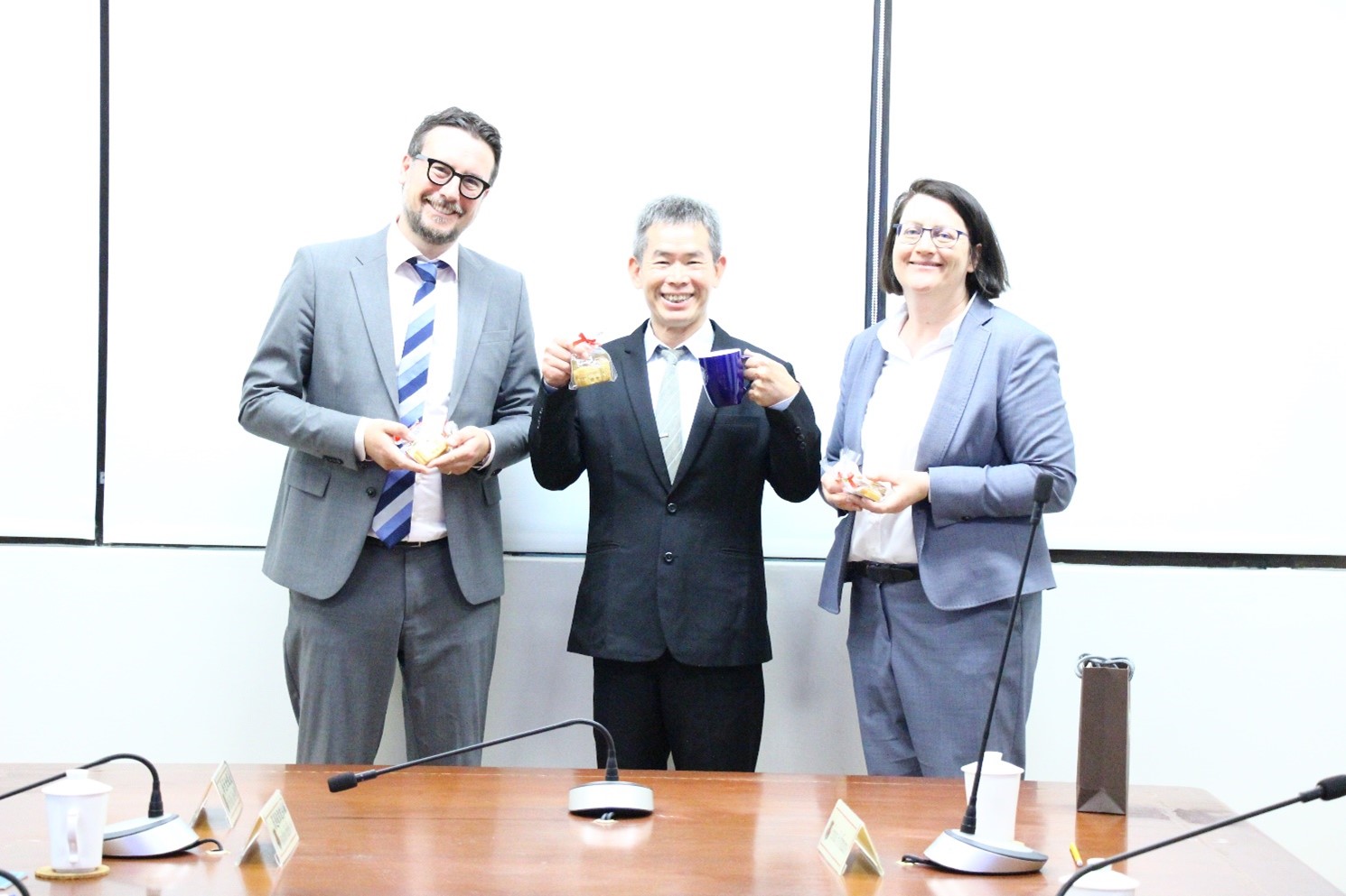 The Delegation from Trier University Visited AJMJ on March 24, 2025.06
