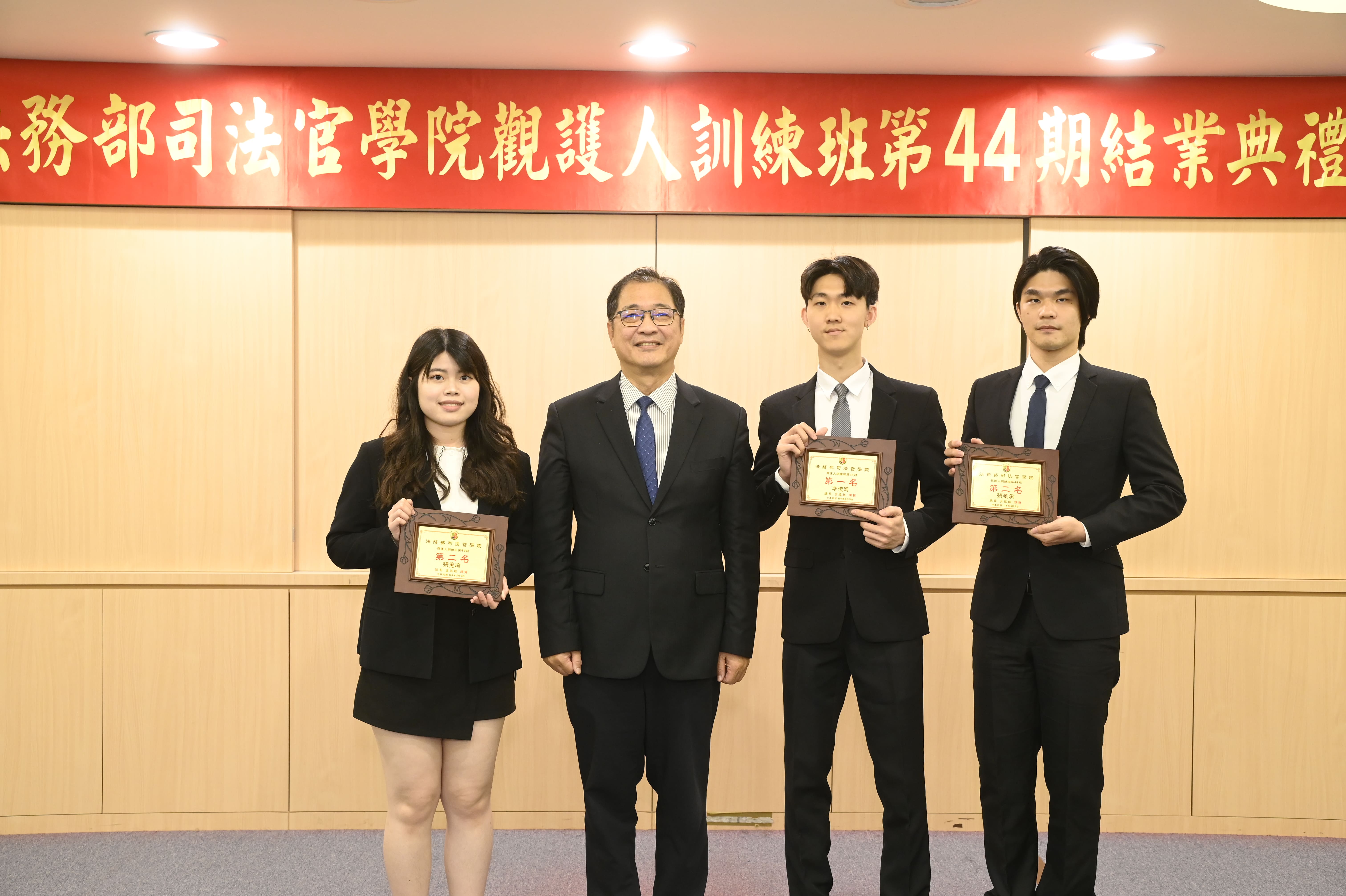 部長與成績優良學員合影