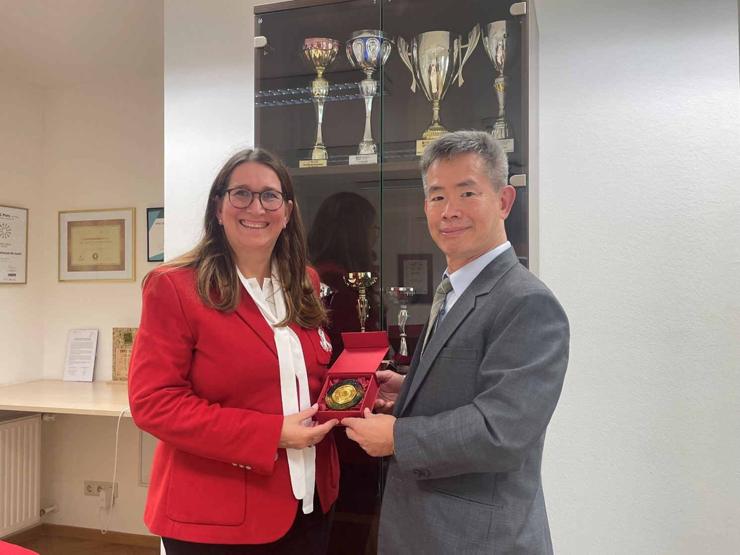 吳巡龍院長與Britta Tichy-Martin處長合影