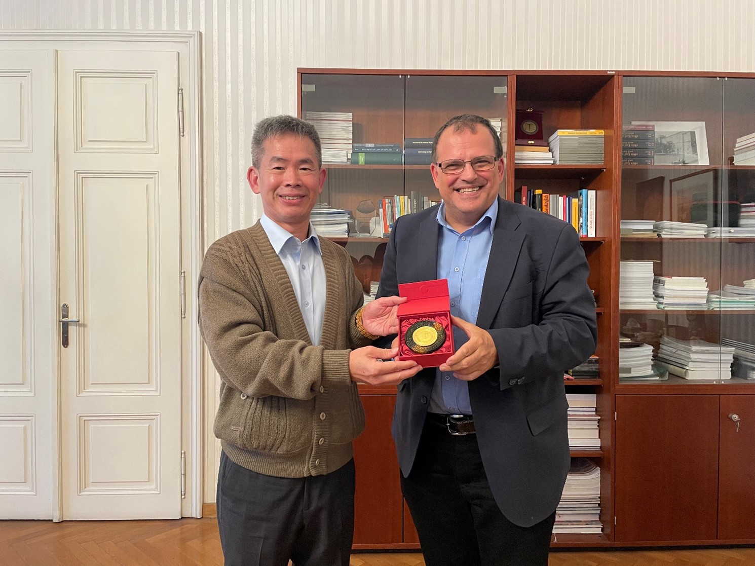 吳巡龍院長與Friedrich Forsthuber院長合影01