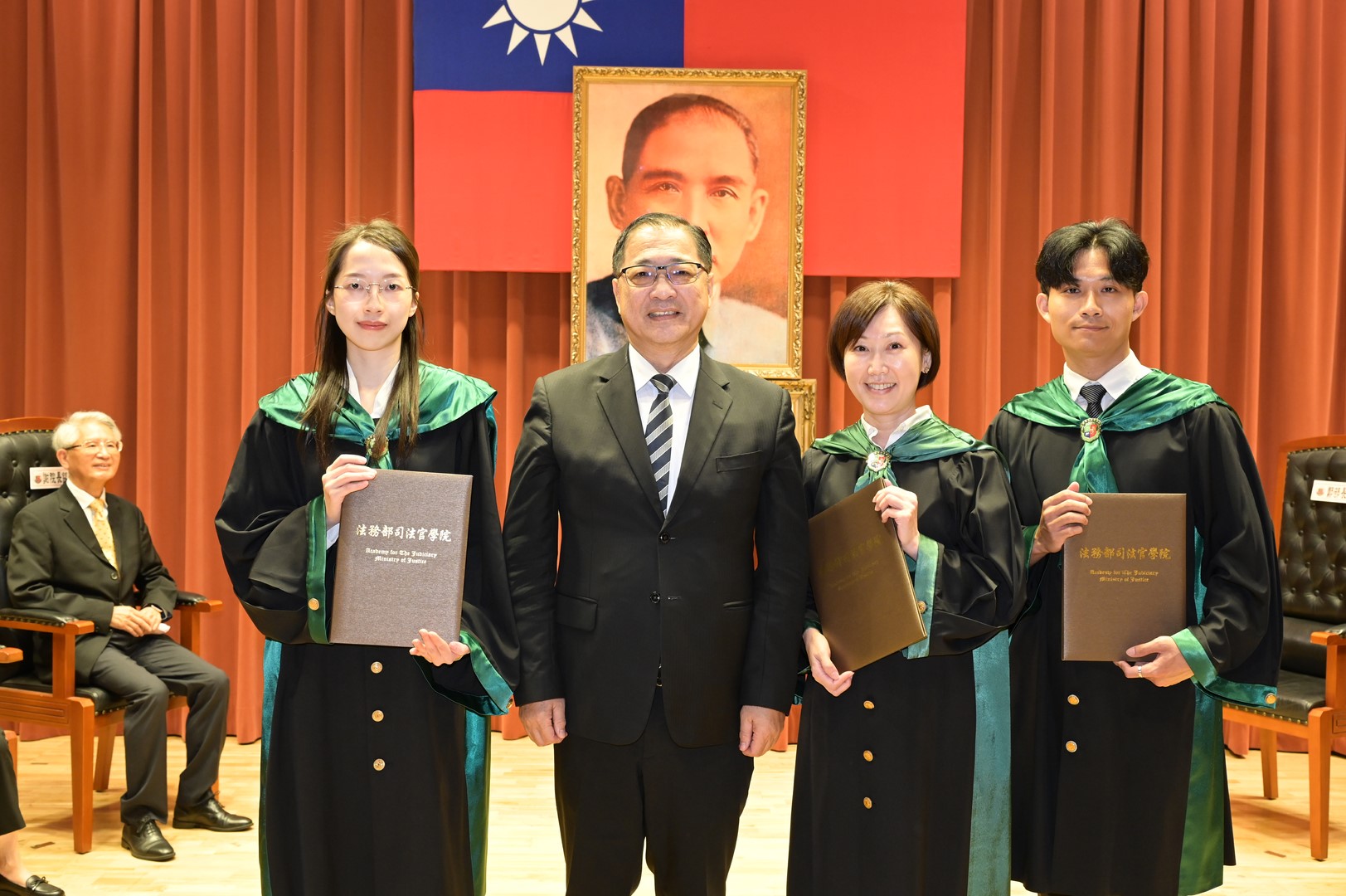 3-鄭部長頒發學員結業證書s
