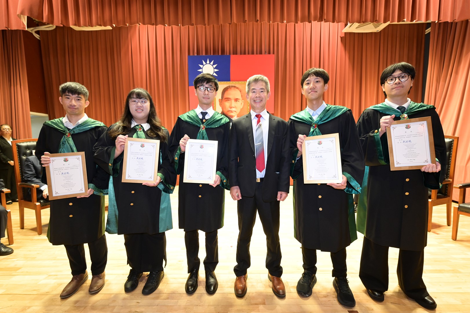 4-學院吳院長與全勤奬學員合照s