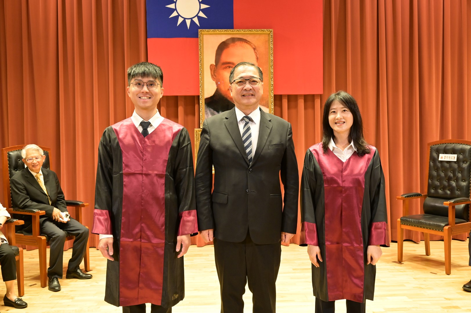 法務部鄭部長與授袍代表照片s
